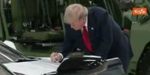 Trump firma il cofano di una Corvette durante visita alla General Motors in Michigan