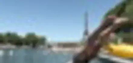 Caldo in Francia, a Parigi in fila per il bagno nella Senna