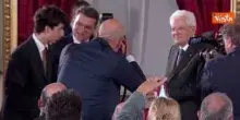 Mattarella riceve Ventaglio da Stampa Parlamentare. L'opera realizzata da Piero Malatesta Piano