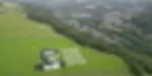 Un ritratto gigante di Burnham nella campagna del West Yorkshire