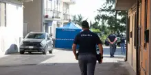 Sesto San Giovanni, coppia di anziani trovata morta in casa da due settimane: erano sposati da 54 anni