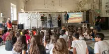 Studenti a lezione di energia, ambiente e inclusione con Estra