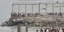 A Ceuta entrati in 60mila. Mezza Europa condanna Sanchez e segue l'Italia su Schengen
