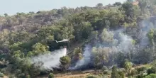 Incendi nel Nisseno, elicotteri della Forestale in azione per spegnere le fiamme
