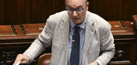 Valditara lancia la proposta: "Divieto di burqa a scuola e corsi di italiano per genitori stranieri"