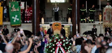Don Mazzi, a Milano l'addio tra applausi e commozione