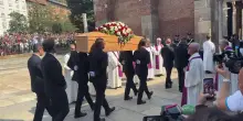 Cori e commozione all'arrivo del feretro di Franco Baresi a Sant'Ambrogio