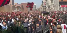 "C'&egrave; solo un capitano", il feretro di Baresi esce da Sant'Ambrogio