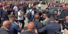 Cardinale contestato dai tifosi del Milan ai funerali di Baresi