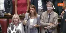 Chat Delmastro, protesta di Avs in Aula a Montecitorio, Bonelli e gli altri deputati si bendano