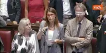 Chat Delmastro, protesta di Avs in Aula a Montecitorio, deputati con le bende sugli occhi