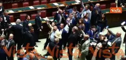 Chat Delmastro, protesta M5S sotto i banchi della maggioranza con i telefoni dopo voto in Aula