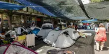 Il "camping" di Spin Time ha le ore contate. Si lavora per spostare 200 persone