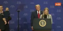 Trump rincorre bambino che vaga sul palco e scherza: Non voglio cada come Biden