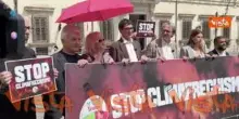 'Stop al climafreghismo' Avs in piazza davanti a Palazzo Chigi contro politiche Governo sul clima