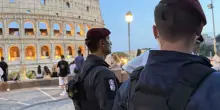 Roma, maranza al Colosseo. La caccia continua
