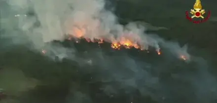 Incendio boschivo in area impervia a Canossa nel reggiano