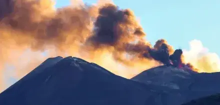 Etna, fontana di lava dal cratere voragine e voli dirottati