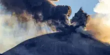 Prosegue eruzione Etna con cenere vulcanica, sospesi i voli in arrivo a Catania