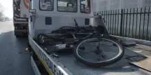 Investe ciclisti e poi fa manovra per travolgerli ancora: arrestato 73enne