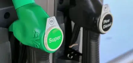 Carburanti, rincari pesano 1,1 miliardi in pi&ugrave; al mese