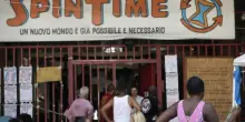 Spin Time, gli ex occupanti fanno pure gli schizzinosi: "Alloggi troppo lontani"