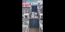 Cina, navi da carico utilizzano "ascensore d'acqua" a Chongqing
