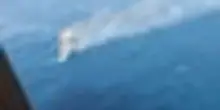 Indonesia, traghetto in fiamme al largo di Bali: passeggeri soccorsi