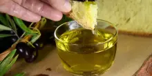 Olio d'oliva, oltre 200 mila tonnellate invendute: filiera in crisi