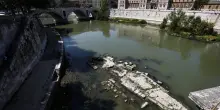 Roma, caldo e siccit&agrave;. Riemersi dal Tevere resti di un antico ponte romano