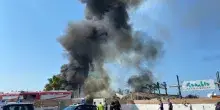Maccarese, a fuoco lo stabilimento Rambla Beach: "Fiamme ovunque"