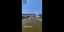 Cina, navi da 5.000 tonnellate attraversano una chiusa del Canale Pinglu