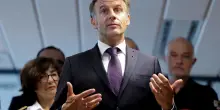 Macron, cantonata dalla Corte: "Divieto social ai minori? Viola la libert&agrave;"