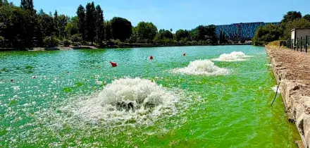 EUR Spa, Laghetto Eur: installati i primi quattro aeratori di superficie. Positivi i risultati delle analisi delle acque a seguito dei trattamenti biotecnologici effettuati