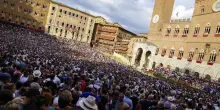 Palio di Siena, cosa c'&egrave; da sapere sulla Carriera dell'Assunta: contrade, rivalit&agrave;, fantini...