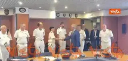Piantedosi visita Sala operativa Capitanerie di Porto