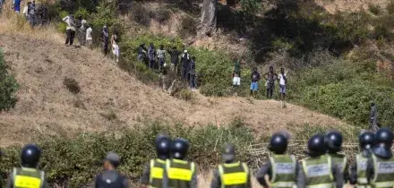Ceuta, l'assalto annunciato: scontri tra i migranti e l'esercito marocchino