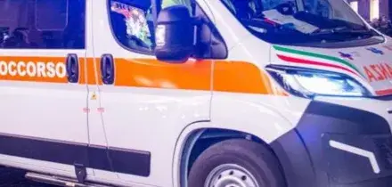 Lasciata senza vita davanti all'ospedale: rintracciato il compagno