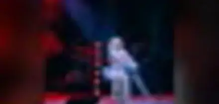 Noemi torna sul palco in stampelle dopo la brutta caduta