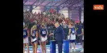 Trump balla la 'Trump Dance' sul palco dei 'Patriot Game' con le giovani atlete