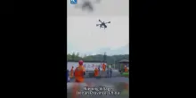 Cina, drone per carichi pesanti consegna rifornimenti a villaggio alluvionato