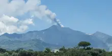 Ripresa sull'Etna attivit&agrave; stromboliana dal cratere Voragine, emissione di cenere