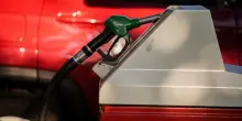 Carburanti, i prezzi alla pompa continuano a salire. Oltre 2 euro al litro