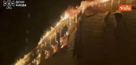 Massiccio attacco russo su Kiev incendi nella capitale ucraina