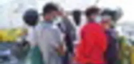 L'arrivo a Bari della nave Emergency: sbarcati 48 naufraghi e 7 cadaveri