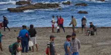 Ceuta, la mafia fa da sponda ai migranti per attraversa Gibilterra: "Fino a 9mila euro"