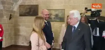 Mattarella e Meloni ai Giochi del Mediterraneo a Taranto, stretta di mano tra i due