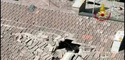 Esplosione in una palazzina di Perugia, due feriti gravi: le immagini