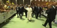 Il popolo del Meeting di Rimini accoglie Papa Leone XIV