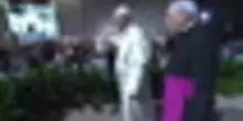 Il Papa lascia il Meeting di Rimini tra gli applausi della folla